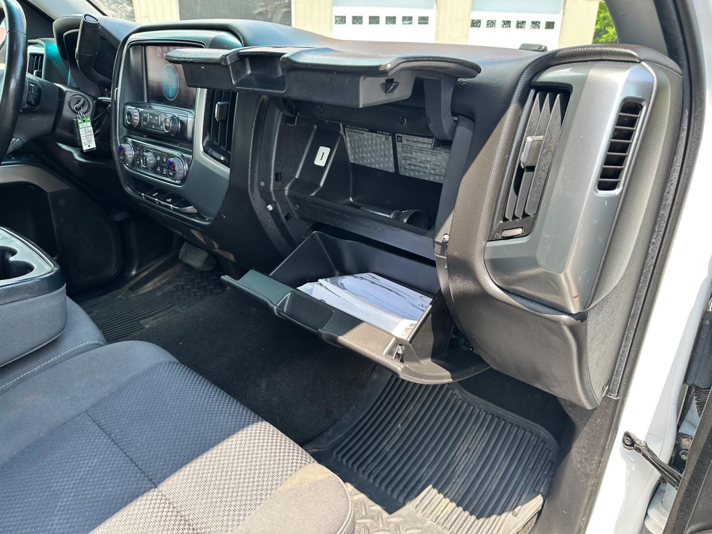 2017 White /Black Chevrolet Silverado 1500 LT (1GCVKREH5HZ) with an 4.3L V6 OHV 12V engine, 6-Speed Automatic transmission, located at 11115 Chardon Rd. , Chardon, OH, 44024, (440) 214-9705, 41.580246, -81.241943 - Photo#43